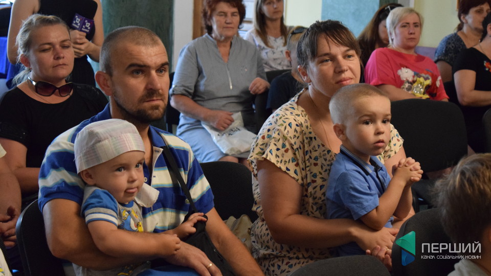У Луцьку дітям учасників АТО подарували вишиванки. ФОТО