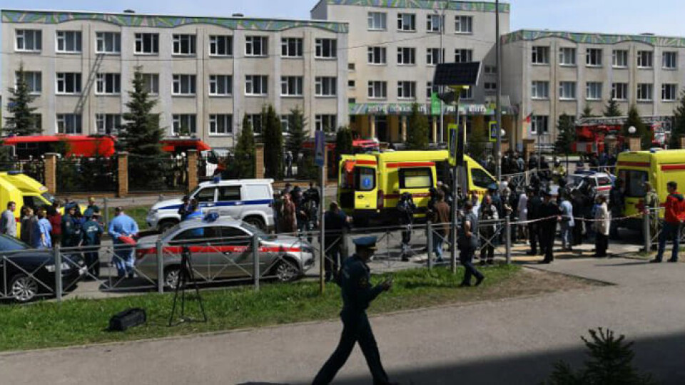 Через стрілянину в російській школі загинуло 11 людей. Діти вистрибували з вікон