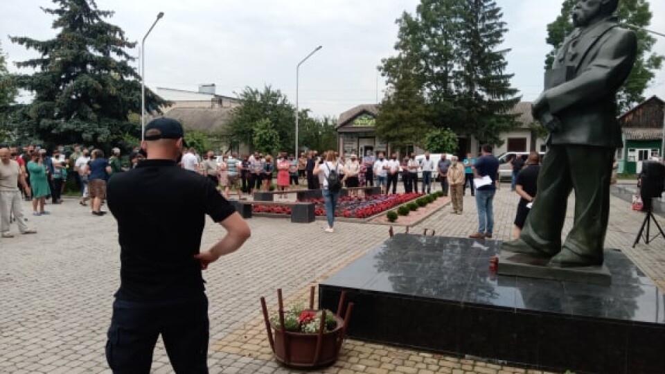 Як у Шацьку на «народному віче» рятували Світязь: прийшло кілька людей, у Рижкова кинули яйце