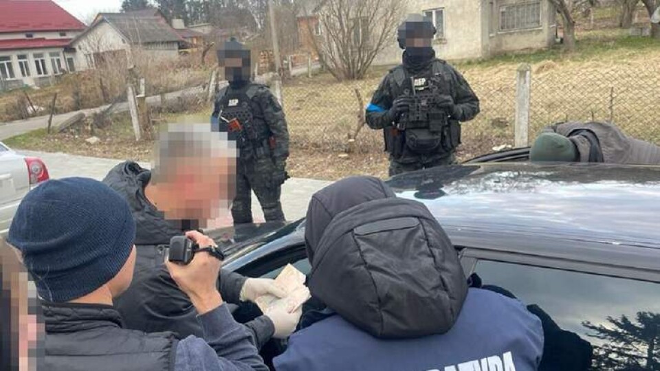 На Львівщині затримали посадовця, який вимагав хабар у волонтера