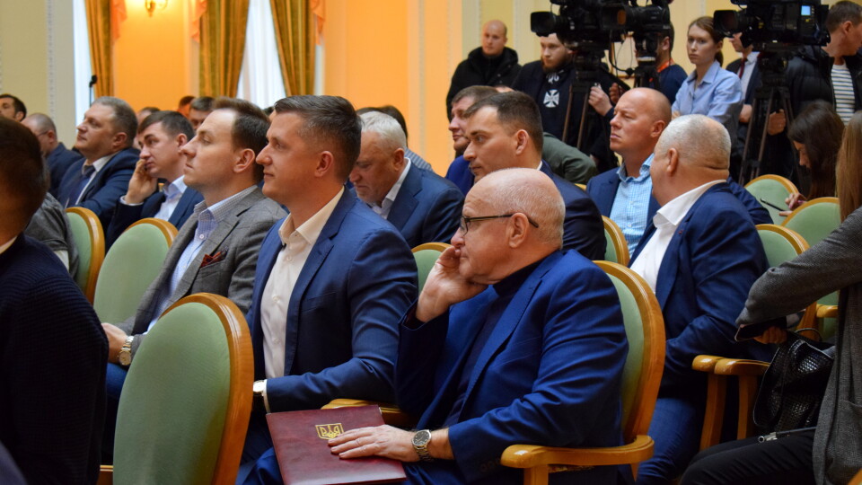Не буде хабарів, але платіть «білі» зарплати. Про що прем’єр-міністр домовився з будівельниками