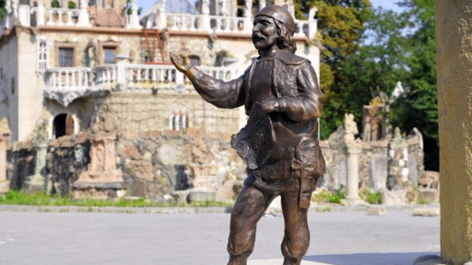 Крадіжки кликунів: лучанин зареєстрував петицію про відеокамери біля скульптур