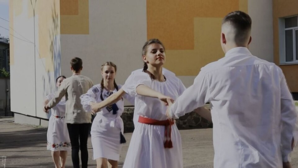 Танцювали вальс онлайн. Яким був випускний в одній з луцьких шкіл