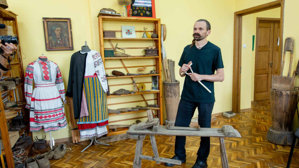 Волинянин виготовляє старовинні дерев'яні іграшки у маленькій майстерні в гаражі