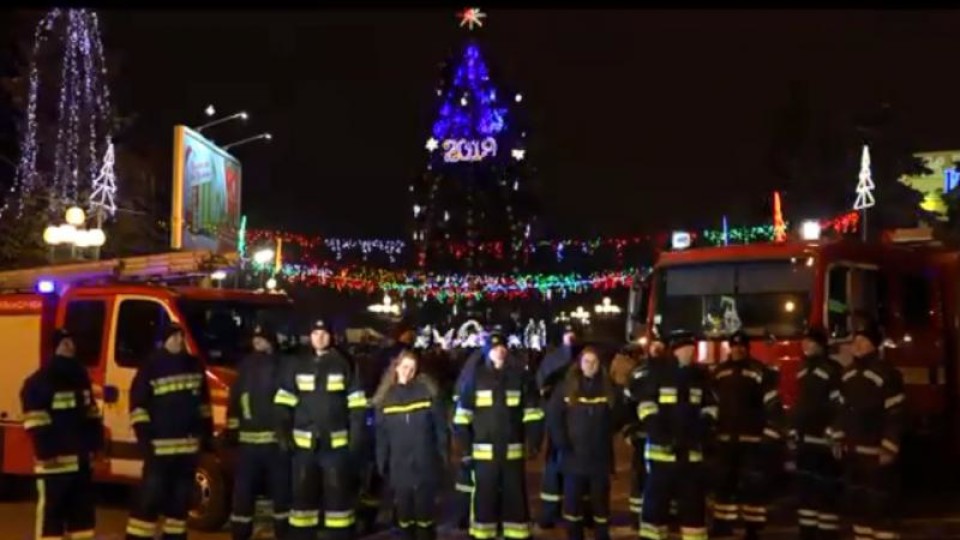 Всесвітньо відомий «Щедрик» у виконанні рятувальників. ВІДЕО