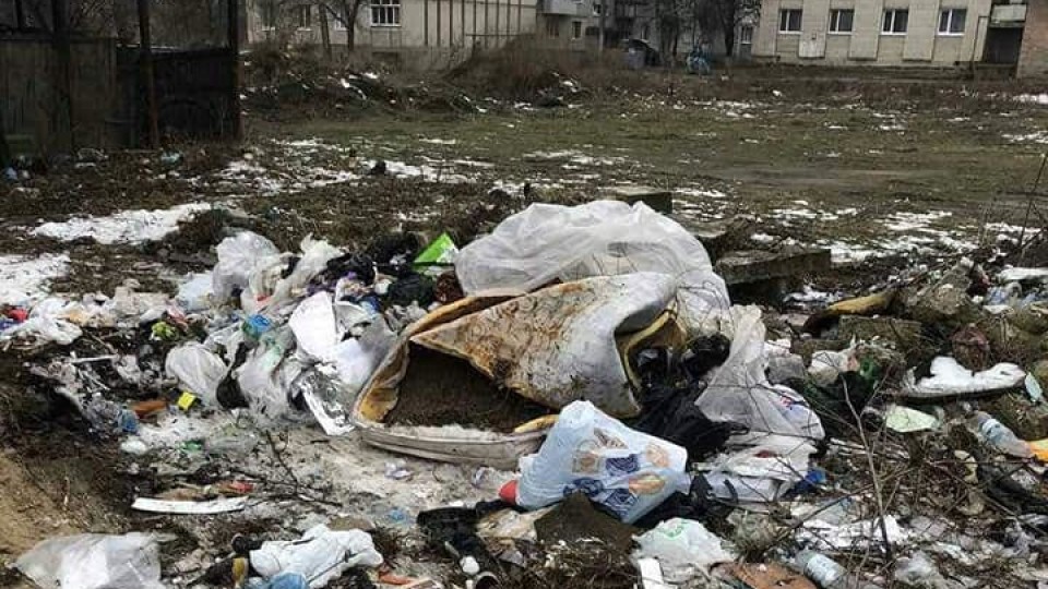 У Луцьку на проспекті Соборності прибрали стихійне сміттєзвалище. ФОТО