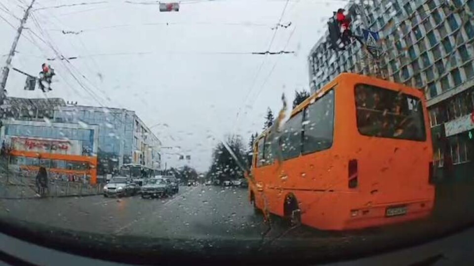 У Луцьку патрульні затримали водія маршрутки, який їхав на червоне