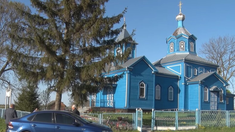 На Волині ще одна парафія перейшла до ПЦУ, поки священник садив картоплю