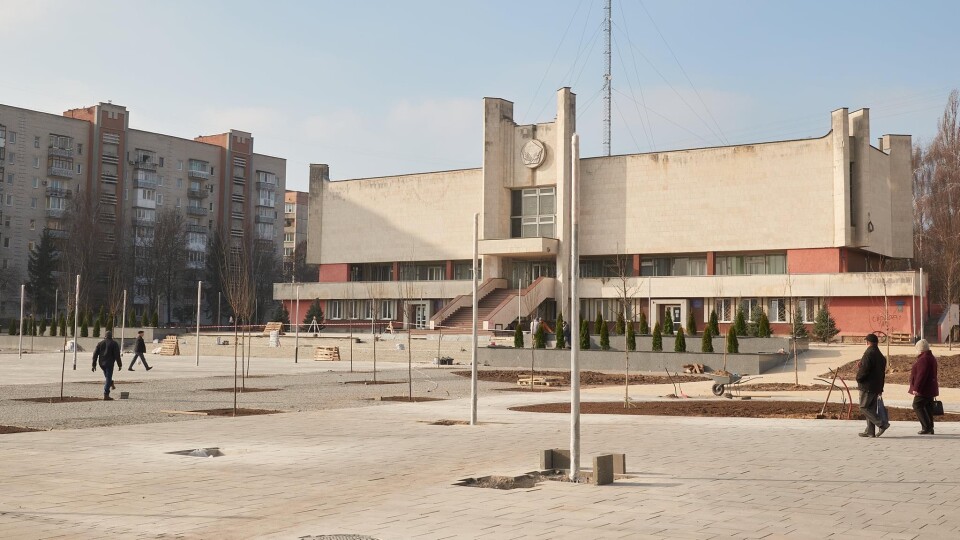 У Луцьку завершують реконструкцію площі перед Палацом урочистих подій