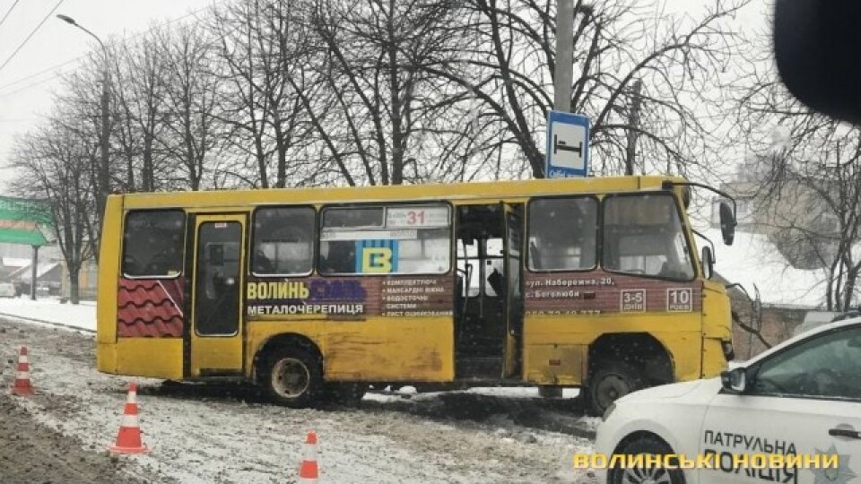 У Луцьку маршрутка в'їхала у стовп