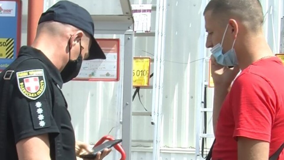 У Луцьку в гіпермаркеті патрульні склали на чоловіка протокол, бо він неправильно одягнув маску