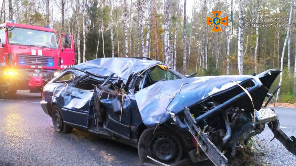 Пасажира вирізали рятувальники: на Волині авто злетіло у кювет