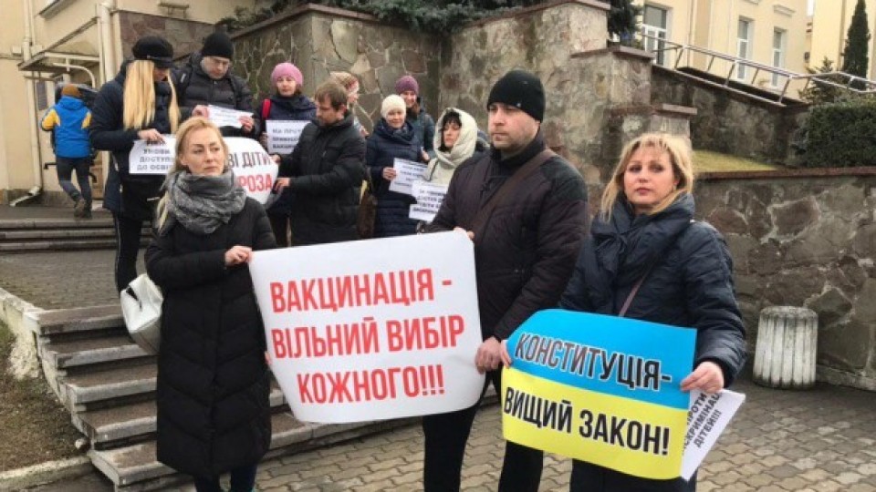 У Луцьку батьки дітей без щеплень прийшли мітингувати під міську раду. ФОТО