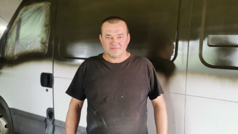 Автомайстер на Волині безплатно фарбує машини військових