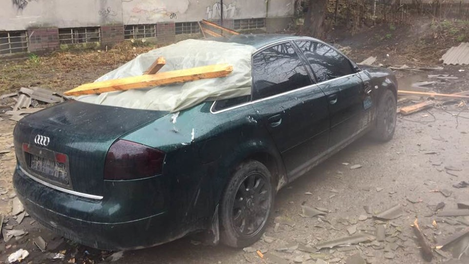 Наслідки негоди в Луцьку: дах злетів і впав на машину. ФОТО