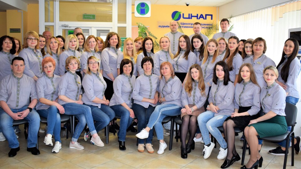 На роботу – у вишиванці. Волиняни засипають інтернет святковими фото