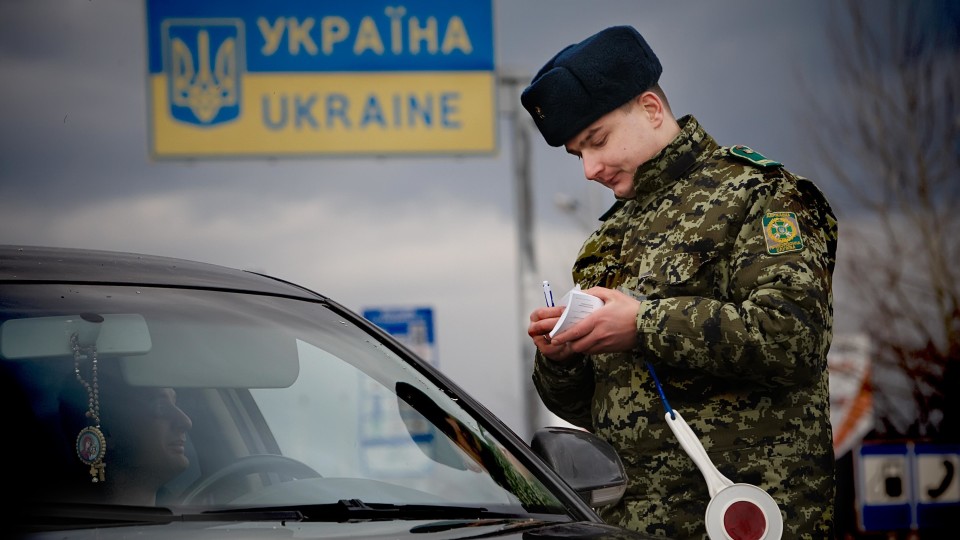 На волинському кордоні в  автобусі знайшли  контрабанду. ФОТО