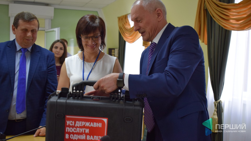 Голова Волинської ОДА передав «цифрову» валізу луцькому ЦНАПу