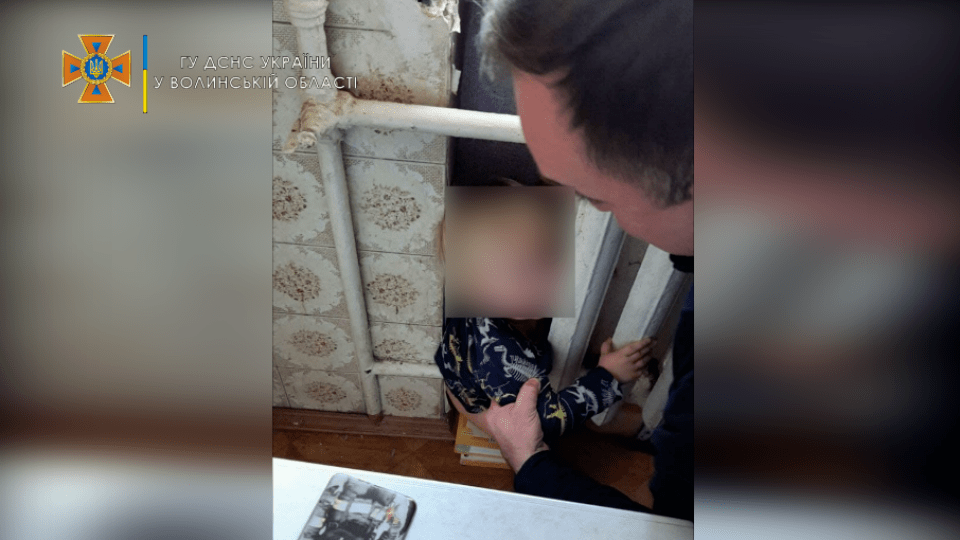 У Луцьку дитина застрягла у гарячій батареї