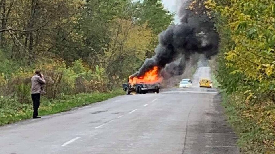 На Волині під час руху загорівся автомобіль. Відео