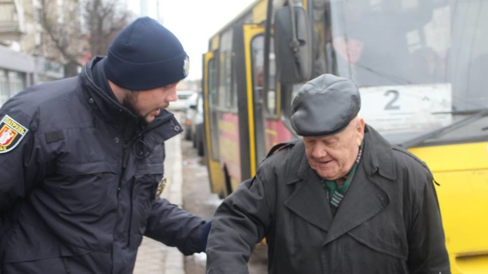 У Луцьку патрульні вчили людей ходити по «зебрі». ФОТО
