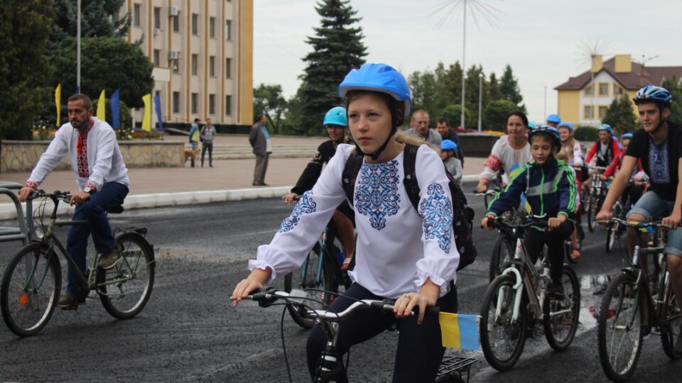 У вишиванках і шоломах. У Нововолинську – святковий велопробіг