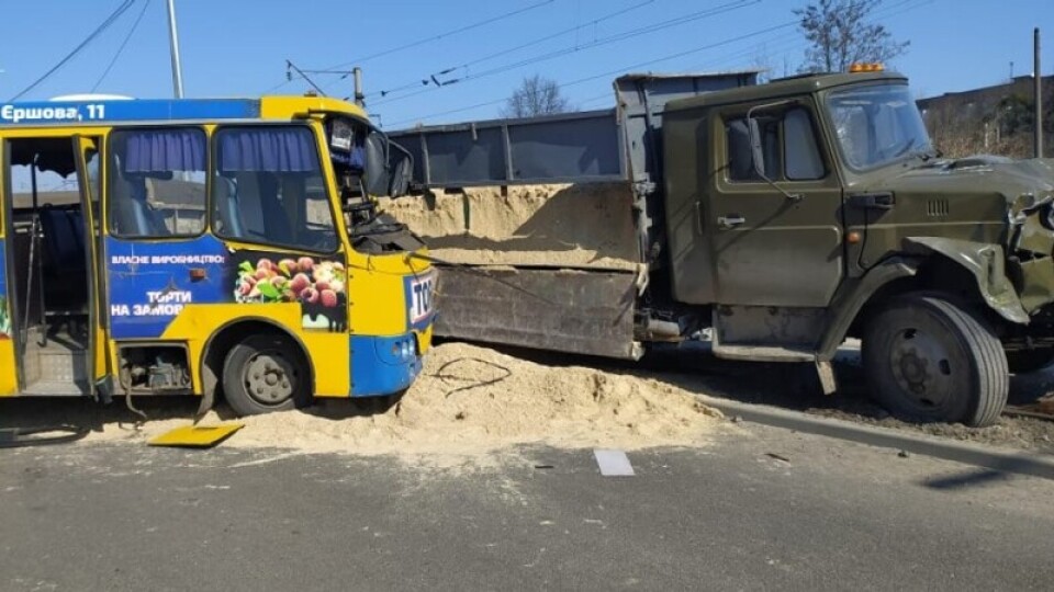 Пасажири маршрутки, яка потрапила у Луцьку в ДТП, розповіли деталі. Один постраждалий – у реанімації