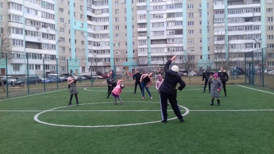Як лучани на вулиці зарядку робили. ФОТО