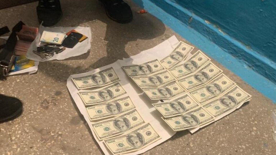 Затримали начальницю управління Волинської ОДА, яка вимагала хабар 1500 доларів