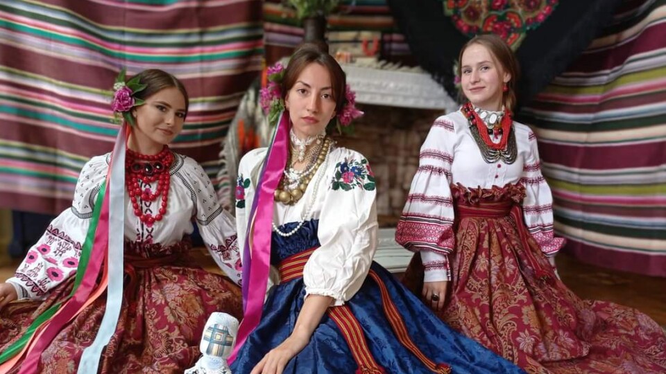 «Співали і на ставку, і під магазинами». У Локачах дівчата з етногурту зібрали сотні тисяч на армію