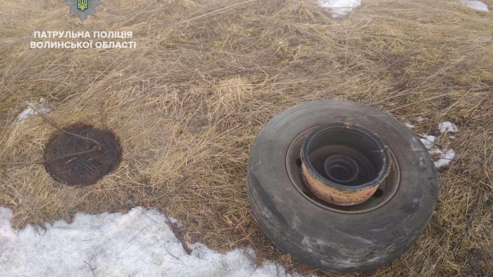 На Волині під час руху у вантажівки відлетіло колесо. ФОТО