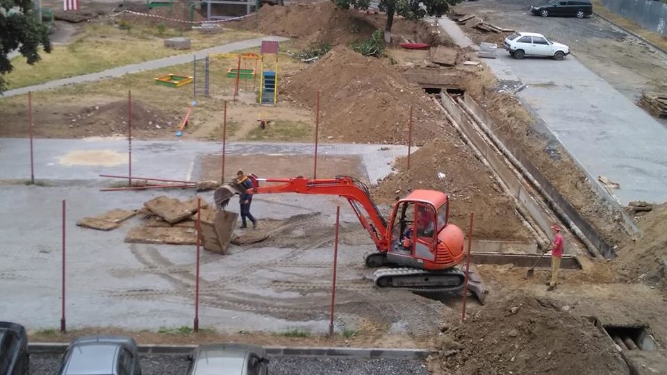 У Луцьку комунальники розкопали нещодавно закладене футбольне поле