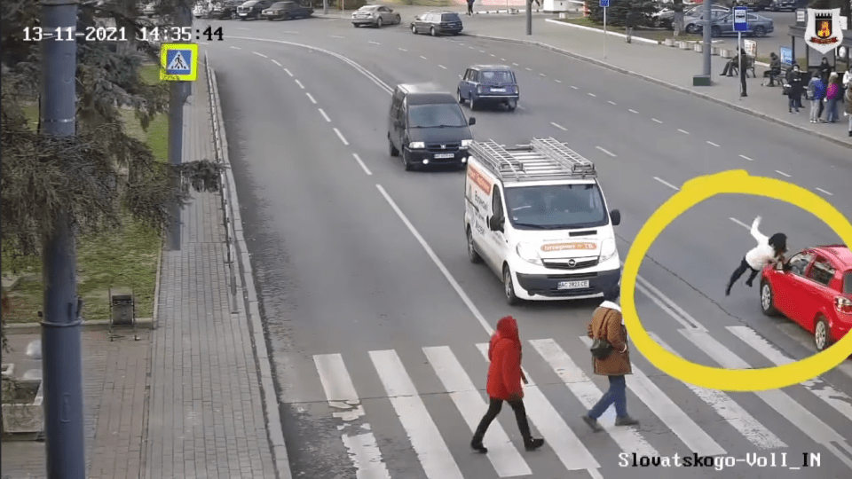 У Луцьку на пішохідному переході збили жінку. Показали момент аварії