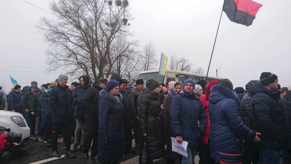 Мешканці Зарічанської ОТГ перекрили трасу. Протестують проти приєднання до Володимира-Волинського