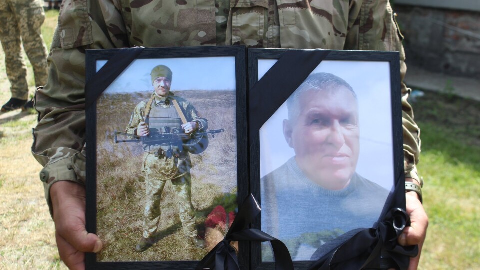 На Волині попрощались з загиблим військовим та його батьком, який помер, зустрівши тіло Героя