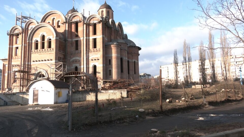 У Луцьку біля храму Всіх святих землі Волинської позрізали дерева. Місцеві мешканці не задоволені
