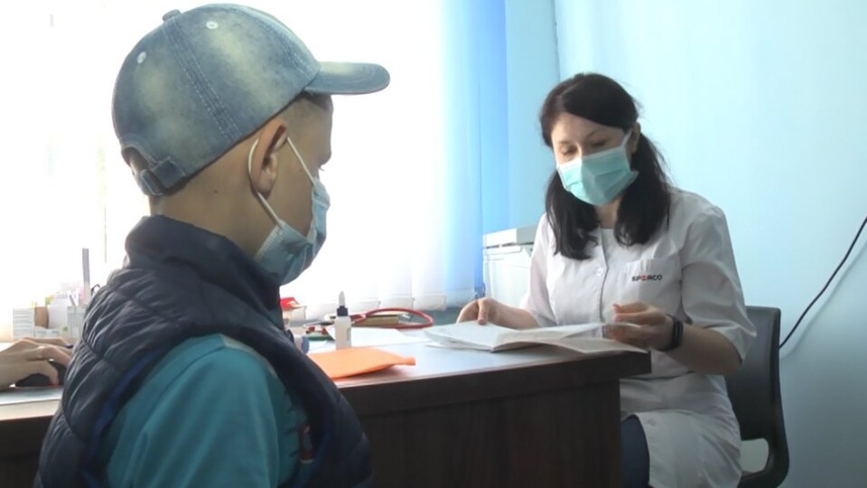 Медогляд перед школою. Попри карантин, луцькі учні йдуть по довідки до лікарів