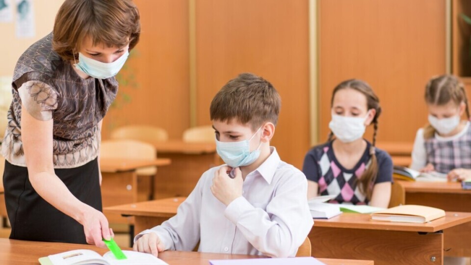 Скільки невакцинованих освітян відсторонять від роботи на Волині