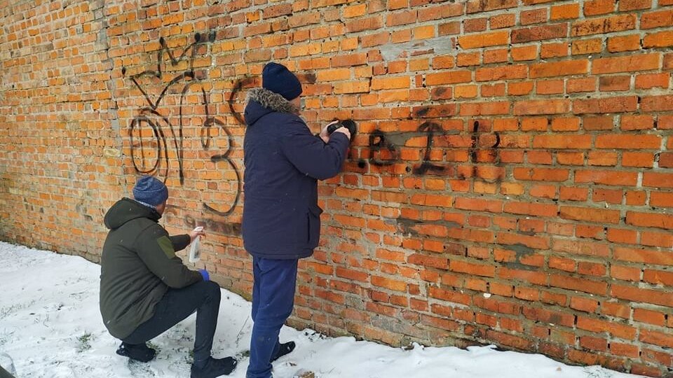 Стіни Луцького замку відчистили від написів вандалів