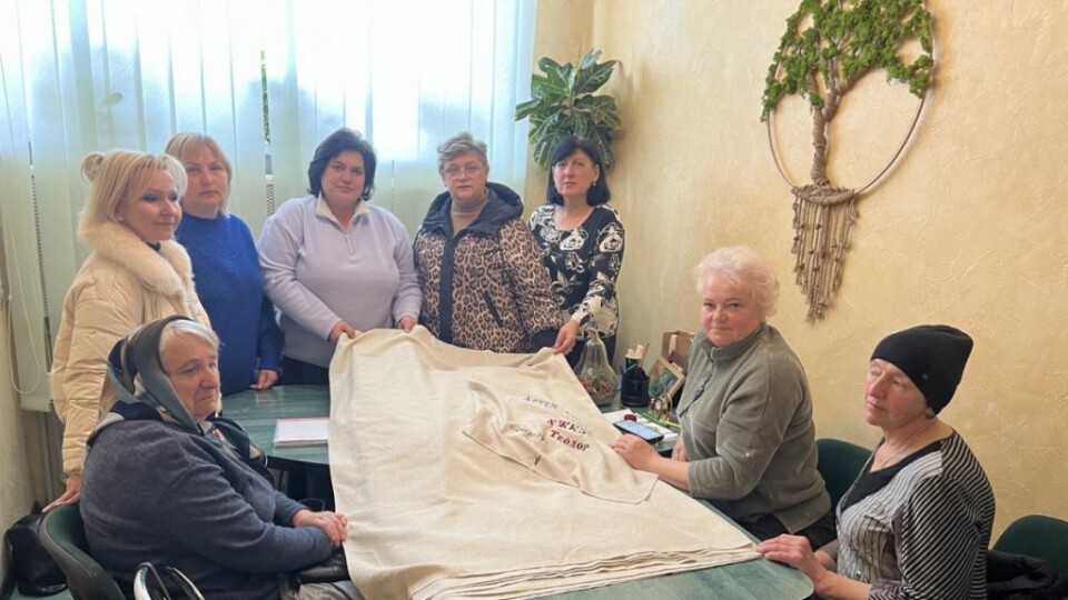 Волинянки вишивають рушник з іменами загиблих Героїв