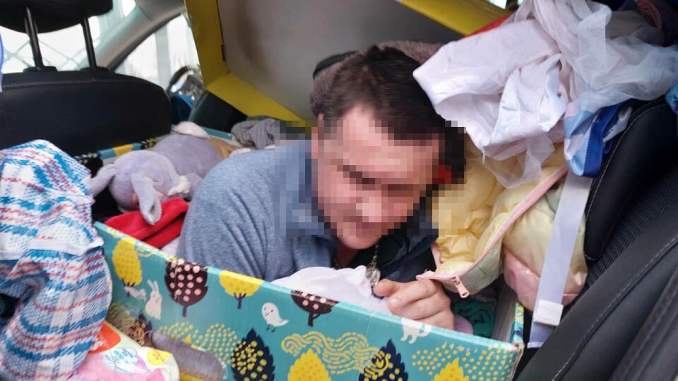 На кордоні з Молдовою у багажнику виявили чоловіка, який ховався у «бейбі-боксі»