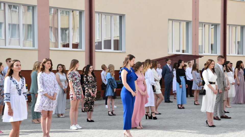 Діти – на дистанції, батьки – за територією школи. Як у Луцьку вручали медалі випускникам