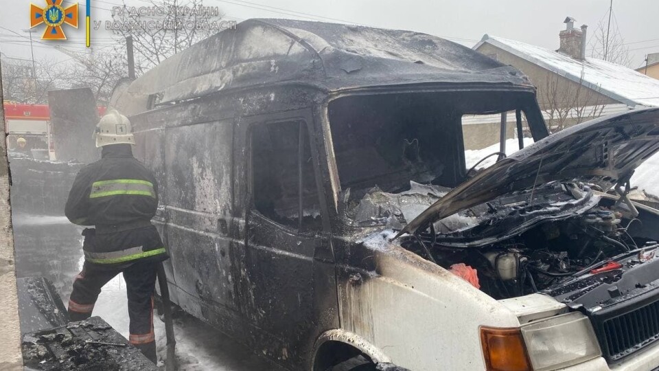 Вогонь ледь не перекинувся на будинок: у Луцьку горів бус