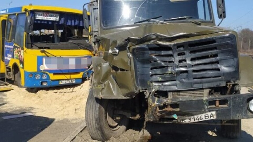 Водію маршрутки, яка у Луцьку зіштовхнулась з вантажівкою, повідомили про підозру
