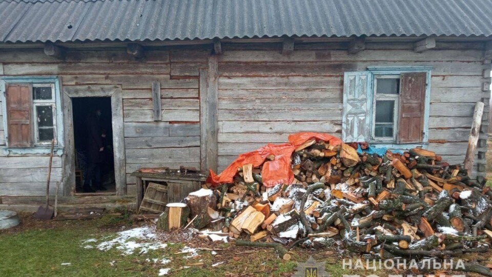 «Щоб не згас вогонь». Бабусі, яка живе у полі, поліція привезла дров