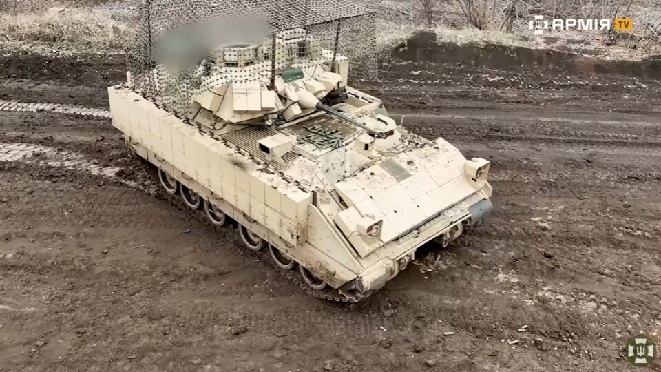 Наїхали на міни — екіпаж і десант цілі: як «Сталева сотка» воювала на «Бредлі» в Торецьку. ВІДЕО