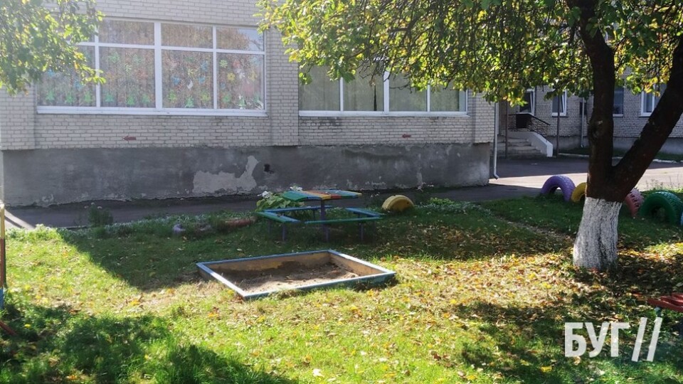 На Волині батьки змушені самі ремонтувати майданчик у дитсадку