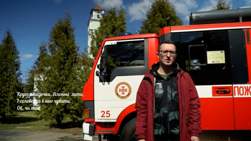 Луцький музикант у новому відеоролику закликав не палити суху траву