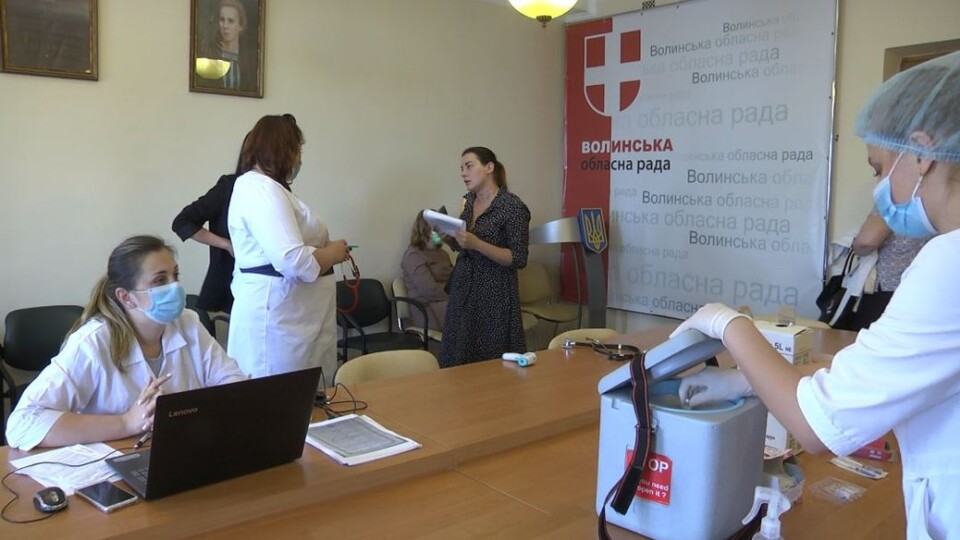 На Волині почали вакцинувати проти ковіду держслужбовців. Відео