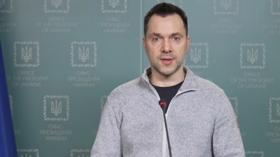 Хотіли помститись. Арестович пояснив, чому російські війська завдали удару по аеродрому у Луцьку